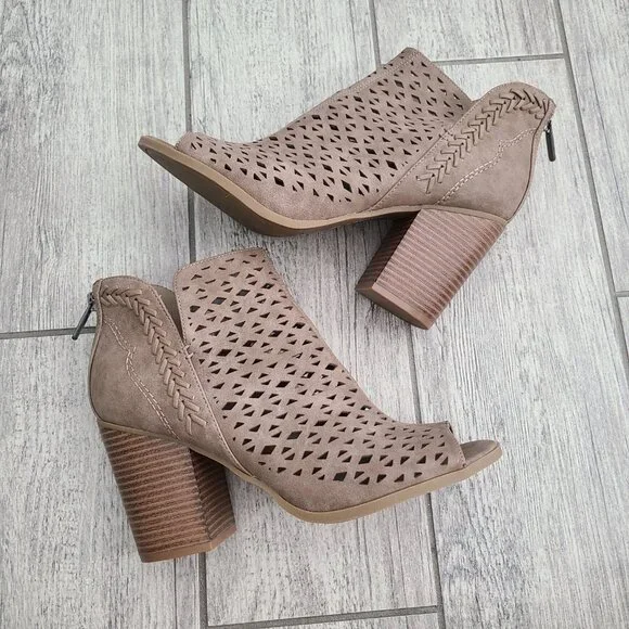 Indigo Rd. ankle booties perforated taupe women's size 9.5 - Picture 8 of 12